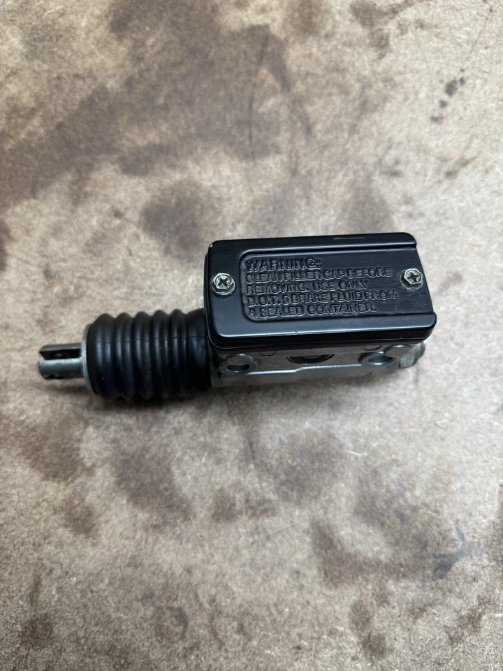 Cilindro maestro de freno trasero genuino Harley Davidson Sportster 1200 883 1988-2003 Foto 3 de 4