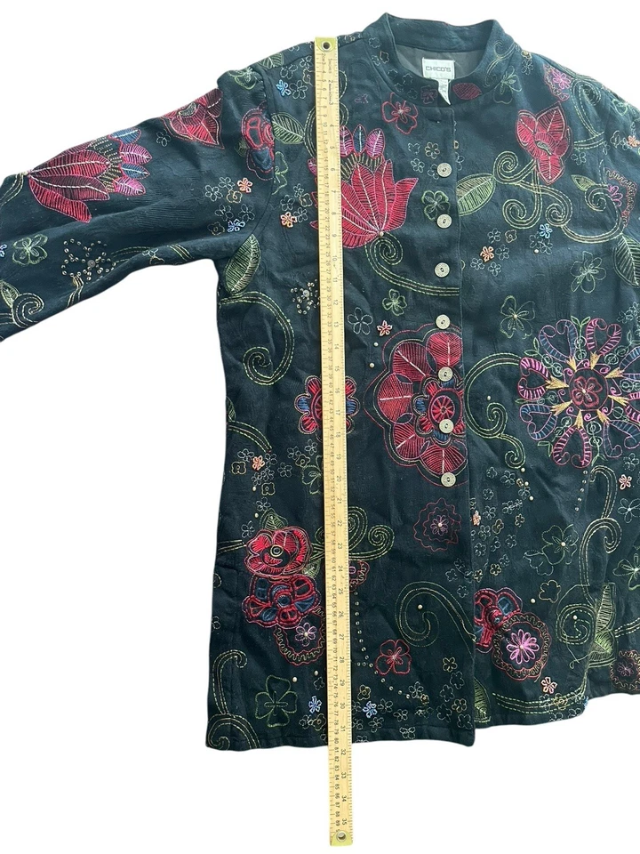Jaqueta bordada Chicos grande bordada longa boho artística preta botão floral - Imagem 3 de 4