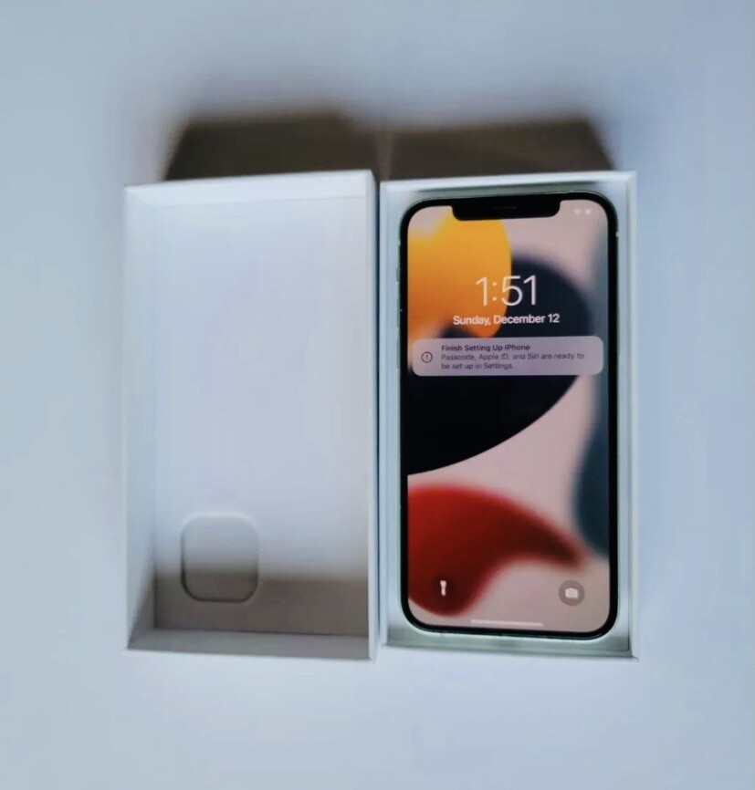 写真集 “Designed by Apple in California” 新品 Apple デザインの 20 年間を 450 枚の写真で記録した写真集