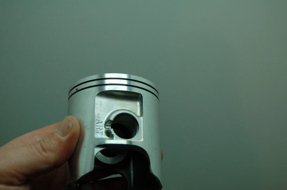 PISTÓN NUEVO ORIGINAL SUZUKI 12110-41602-025 +.25 GRAN TAMAÑO RM250 PE250 1976-1981 Foto 4 de 4