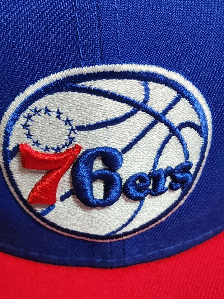 Gorra New Era 59Fifty Talla 7 3/8 Ajustada Roja Azul NBA Philadelphia 76ers Foto 2 de 4