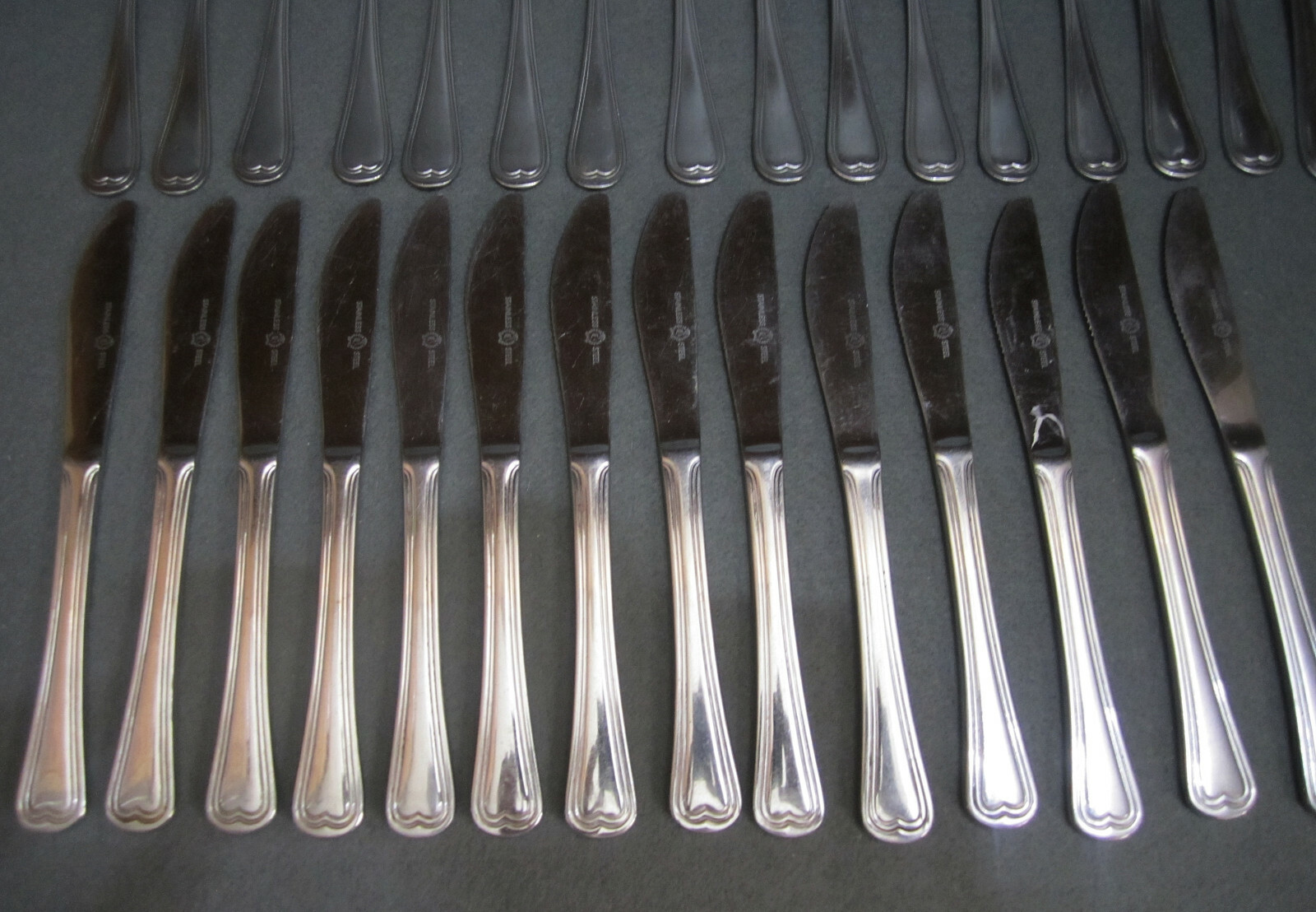 30 pcs Stainless 18/8 Sliverware Flatware 16 Dinner Forks & 14 Dinner Knives 