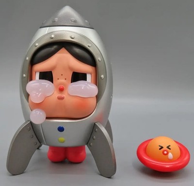 Mini Figur The Space Traveler ''POPMART CRYBABY CRYING TO THE MOON Serie''
