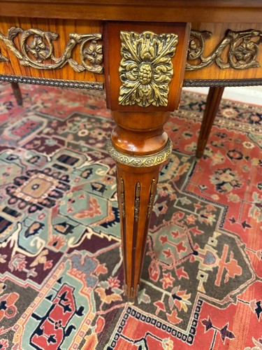 EXCEPTIONAL QUALITY FRENCH KINGWOOD ORMOLU DECORATED EXTENDING OVAL DINING TABLE - Picture 16 of 18