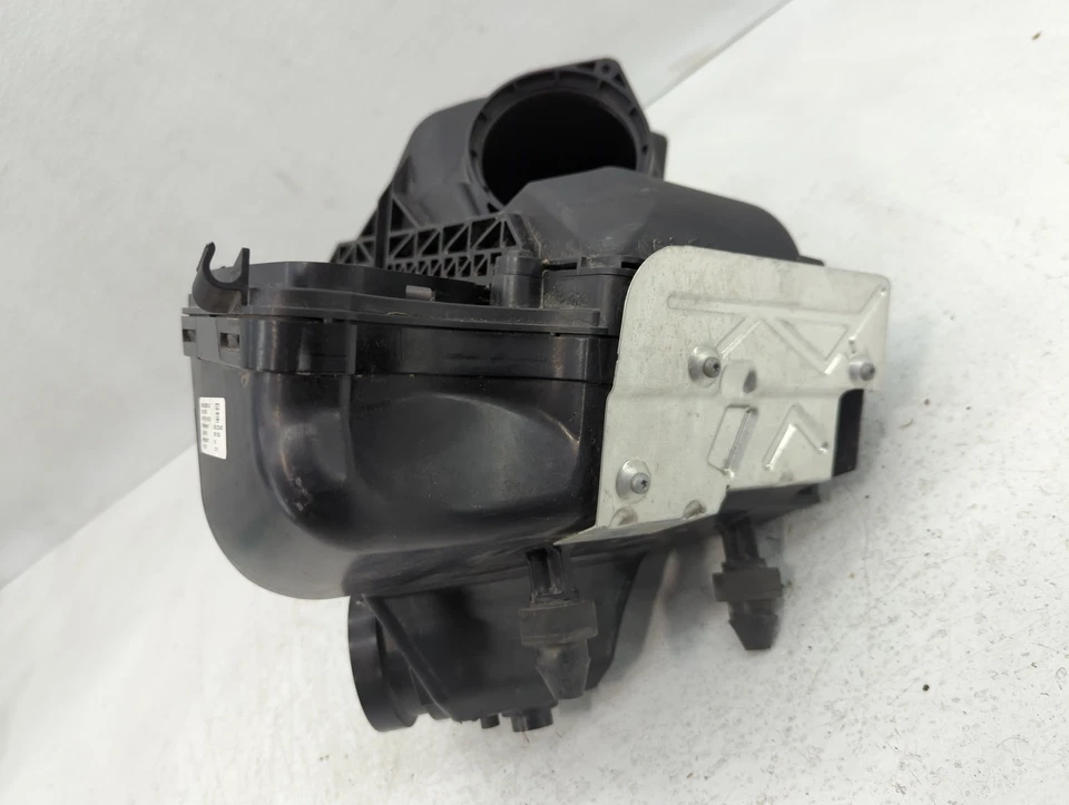 Трубка впускного шланга воздухоочистителя 2010-2012 Audi A5 AU05D - Изображение 3 из 4