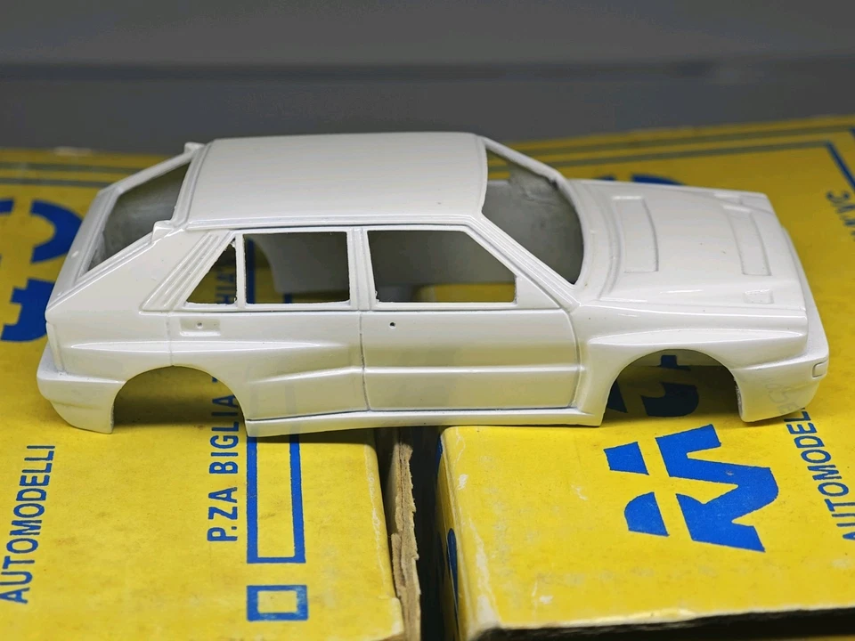 2 LANCIA DELTA HF INTEGRALE MARTINI 5 E 6 STRADALI KIT DA MONTARE RACING43 1/43 - Immagine 3 di 4