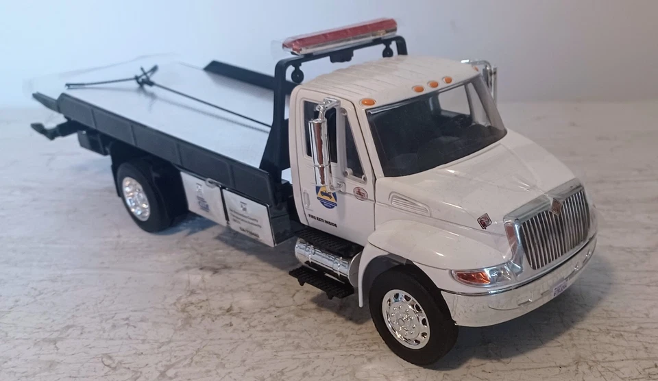 Camión de remolque Jada Toys 1/24 International Durastar 4400 plataforma CHP servicio de autopista Foto 2 de 4