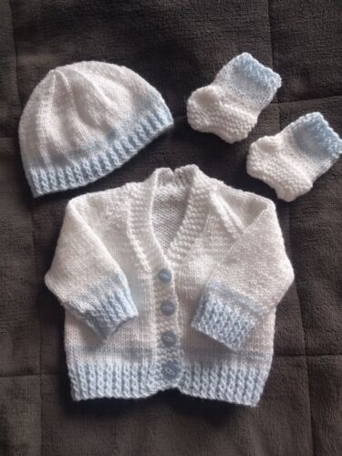 Prem tricoté à la main blanc et bleu/nouveau bébé/16 pouces poitrine/cardon et chapeau et bottines - Photo 1/3