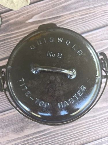 Griswold #8 Cast Iron Dutch Oven with Lid slant logo