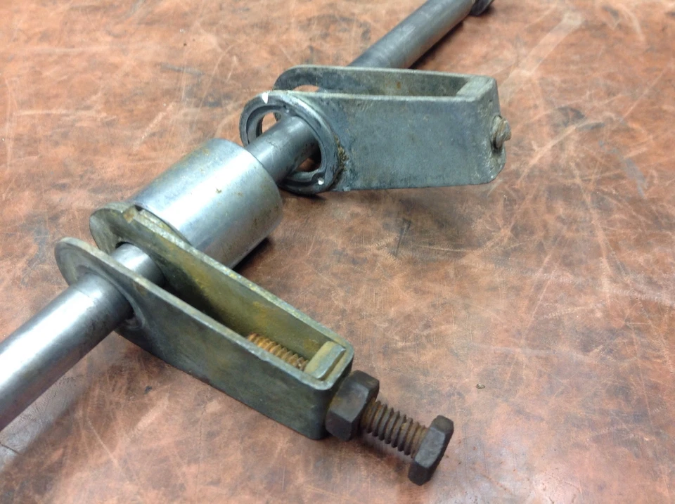 Yamaha 80cc YGS1T 1965 conjunto de eje de rueda trasera. Foto 3 de 3