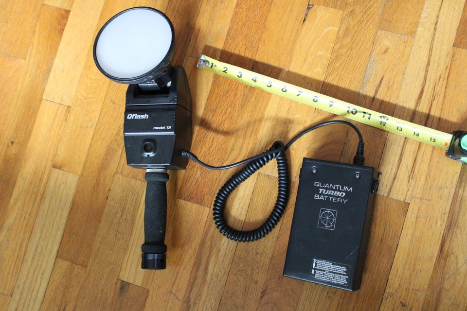 Quantum Instruments Qflash T2 Handle Mount Flash Strobe - Battery - Untested - Image 2 of 4