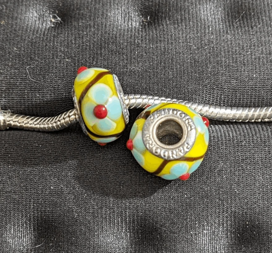 Juego de 2 cuentas de cristal de Murano amarillo Pandora con flores azules/rojas y remolinos marrones Foto 2 de 2