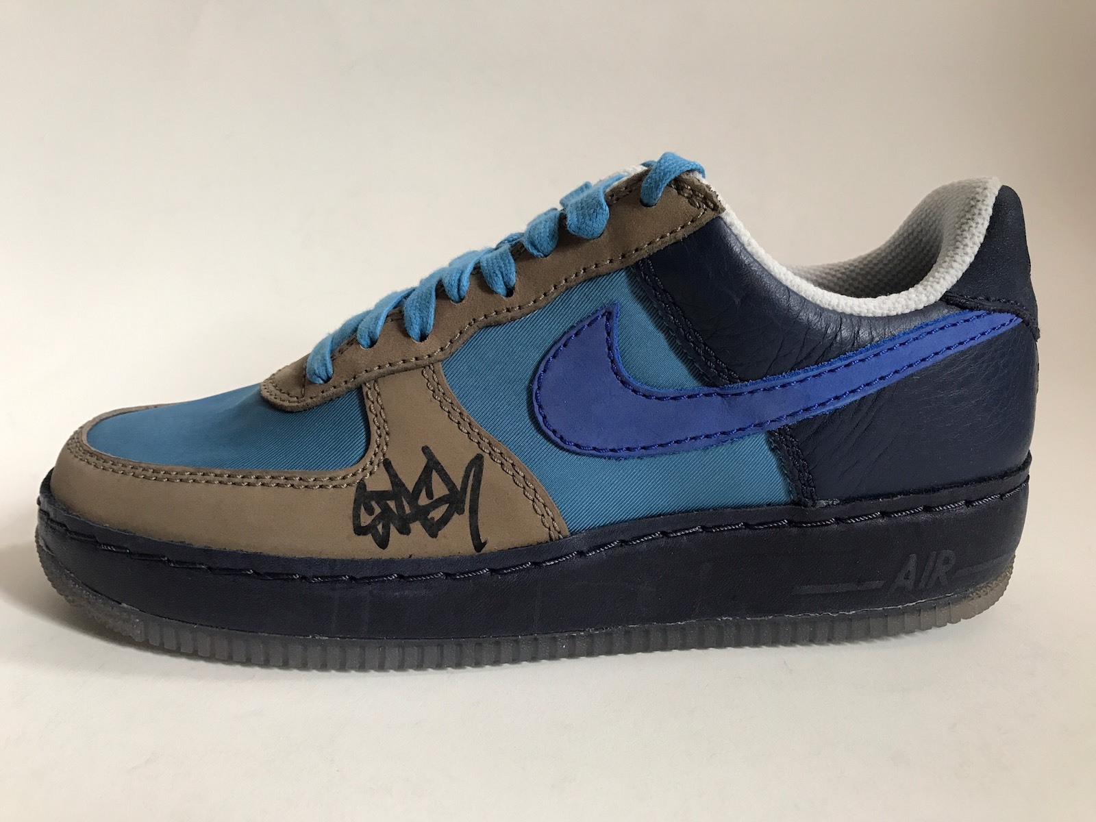 BRAND NEW NIKE AIR FORCE 1 LOW IO PREMIUM US 9 STASH INSIDE OUT AUTOGRAPHED BRAND NEW NIKE AIR FORCE 1 LOW IO PREMIUM US 9 STASH INSIDE OUT AUTOGRAPHED