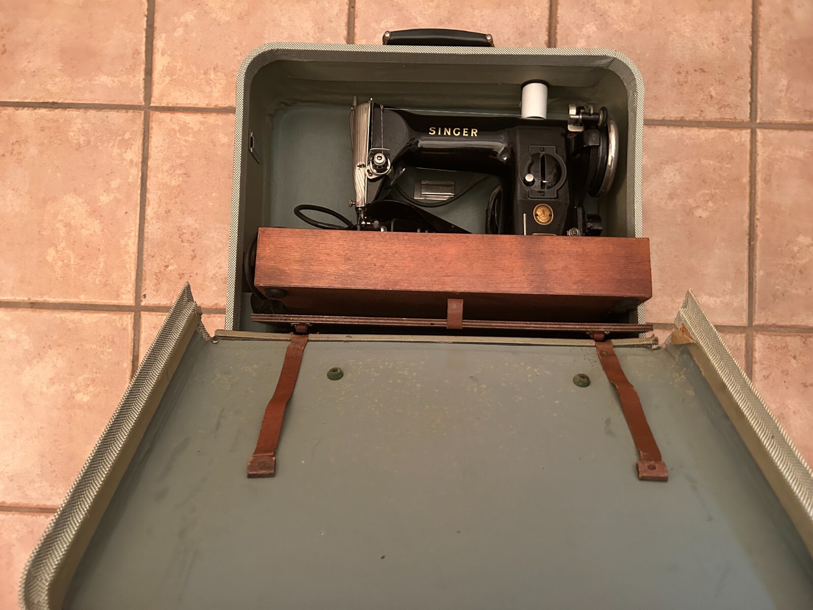 Singer 215G Industrial Strength Heavy Duty Sewing Machine (1950), Vintage w/Case-image