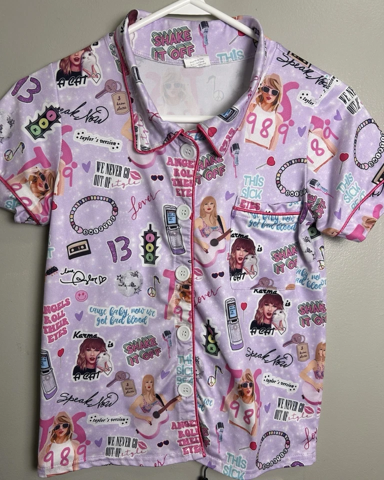 Pijama Taylor Swift para niñas. Top 10-12 5x. Parte inferior talla 7-8 3x. Pop. Ver Desc Foto 2 de 4
