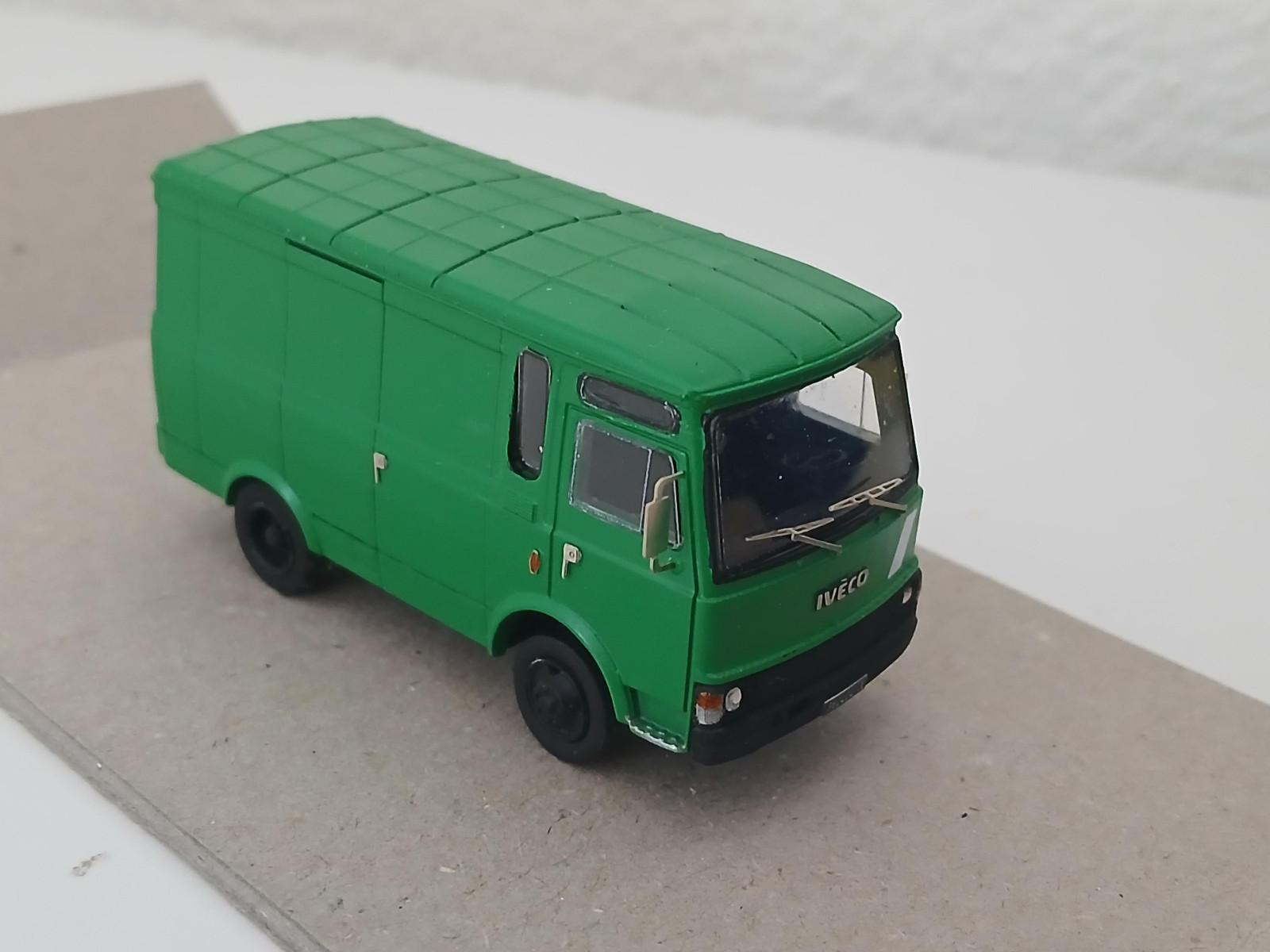 Fourgon IVECO 50 vert 1:87 H0 pour animer les rues de votre diorama ferroviaire miniature