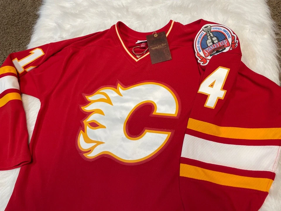 Camiseta de hóquei Calgary Flames Theo Fleury Mitchell & Ness masculina tamanho médio vermelha - Imagem 2 de 4