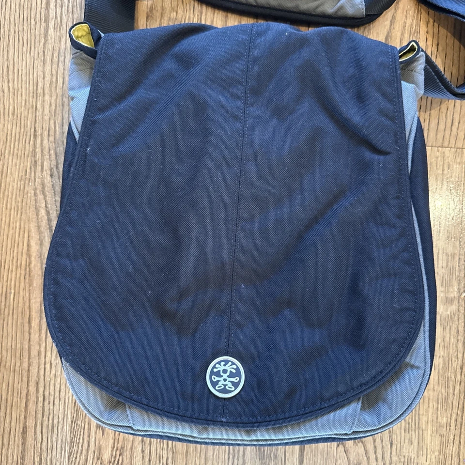 Crumpler The Luncheon Laptop Bag Green Messenger Crossbody Padded Strap Bag - Image 2 of 4