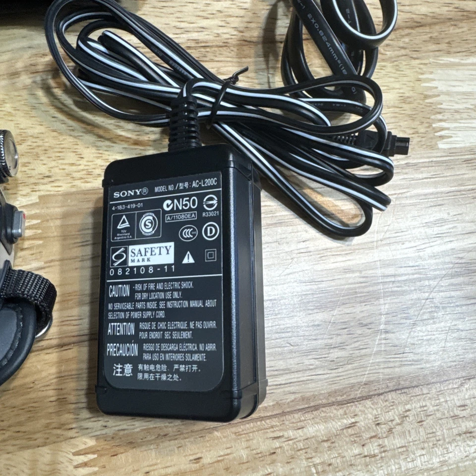 Sony Handycam DCR-SR40 HDD With Charger  And Bag Tested & Working - Image 2 of 4