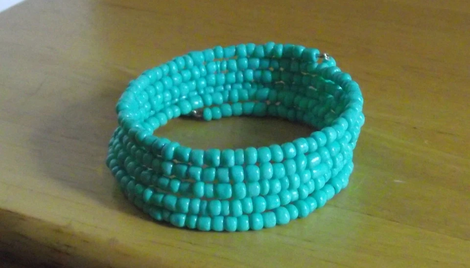 Hermosa pulsera envolvente/bobina con cuentas turquesa - Hecha en EE. UU. - Cuentas de vidrio - Aqua Foto 4 de 4