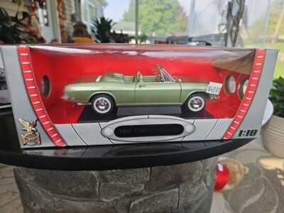 Die Cast metal 1969 CHEVROLET CORVAIR MONZA CONVERTIBLE - 1/18 Green NIB
