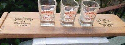 Offizielles Jack Daniels Fire Holzfass Stab Schnapstablett mit 3 Schnapsgläsern  