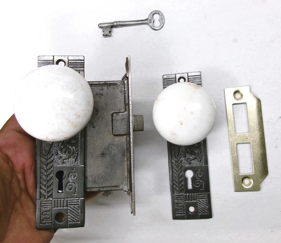 Antiguo Juego Placas Traseras EASTLAKE Porcelana Blanca Perillas Puerta Cerradura Mortaja con Llave Foto 2 de 4