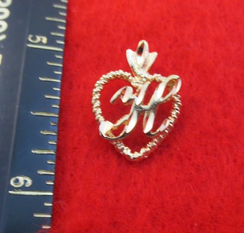 Petit Pendentif Ancien Breloque Avec Lettres - Occasion - État à Voir Sur Les Photos