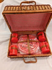 Picnic Wicker Rattan Traveling Case Set W/ 4 Red Cups, Plates, Utensils New Cond