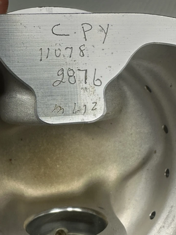 Pistón usado CP-Carrillo 4007D firmado por Doug Yates 28/88 Yates Racing Foto 3 de 4