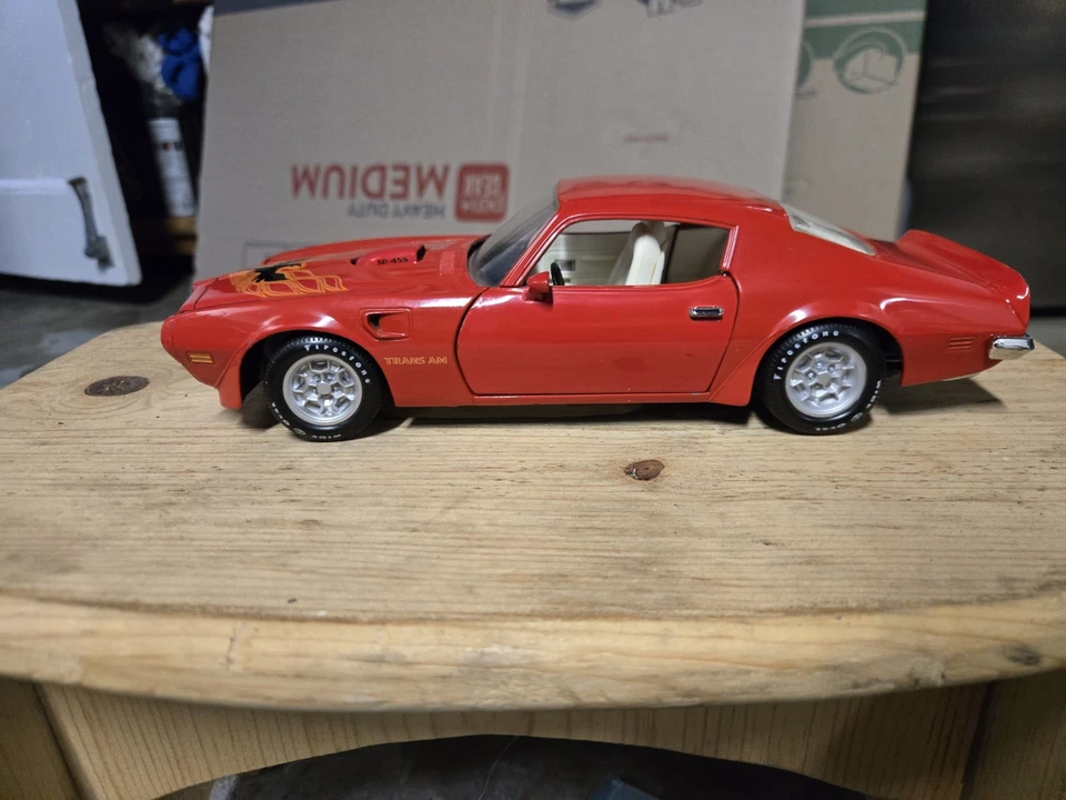 Coche modelo realista Pontiac Firebird Trans Am Eagle Hood rojo vintage escala 1/18 Foto 2 de 4