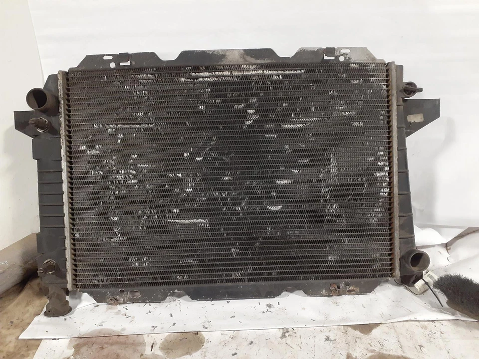 Used Radiator fits: 1993  Ford f150 pickup 6-300 4.9L AT E4OD transmission 1 Foto 2 de 4