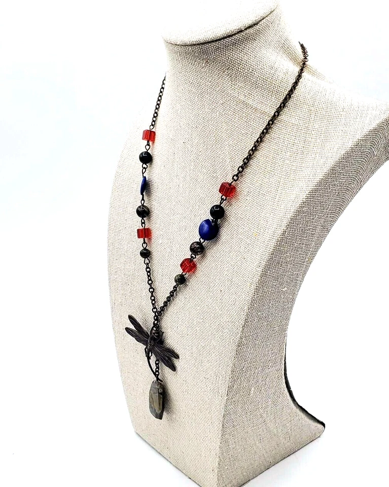 Colar pingente gota de libélula corrente bronze tom azul vermelho pedras pretas 17" - Imagem 4 de 4