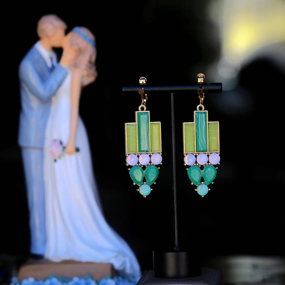 Boucles D'oreilles Clous Dorés – Motif Floral, Verre Vert Et CZ, Style Art Déco (neuf)