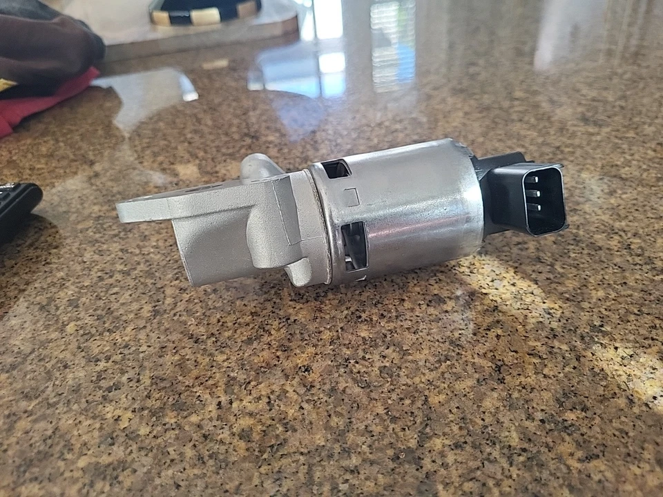 Válvula de recirculación de gases de escape APDTY 022353 EGR Foto 4 de 4