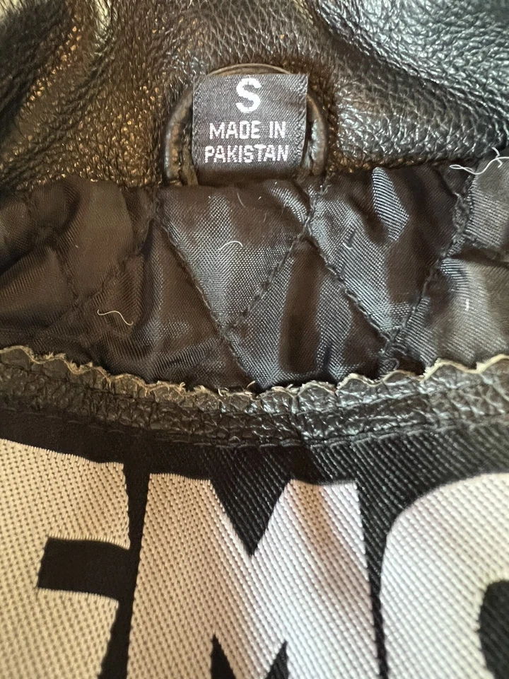 Chaqueta de Motocicleta de Cuero Negra Recortada FMC De Colección Pequeña Don't Stop Me Now PERSONALIZADA Foto 4 de 4