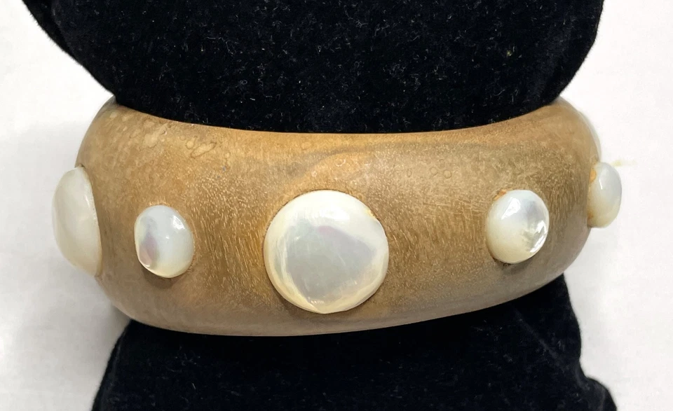 Brazalete de madera Kenneth J Lane cuentas de madreperla incrustadas (J-020) Foto 2 de 4