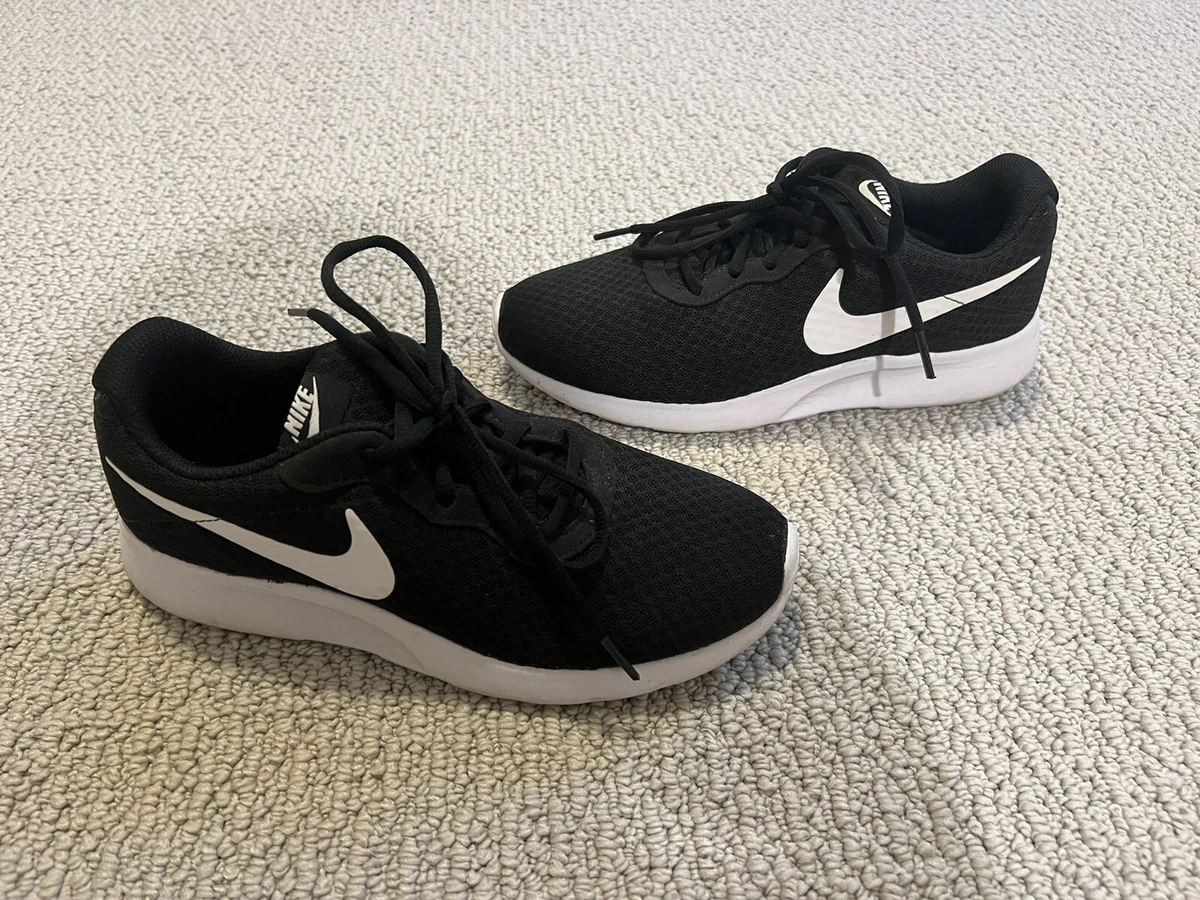 Women s Nike Tanjun Black White Athletic Shoes Size 8 eBay