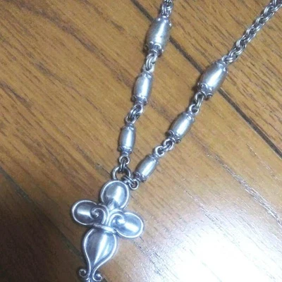 Collier croix argentée Brighton pendentif intégré finition mate - Photo 1/4