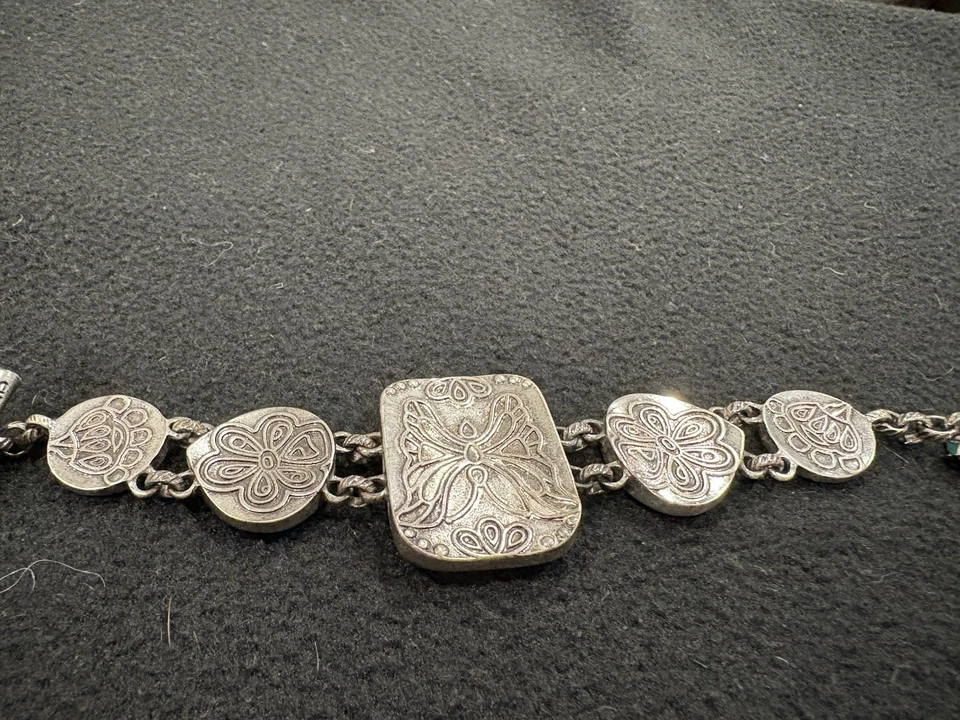 "Pulsera de 8"" en tono plateado con rectángulo de mariposa con cuentas redondas de flores" Foto 4 de 4