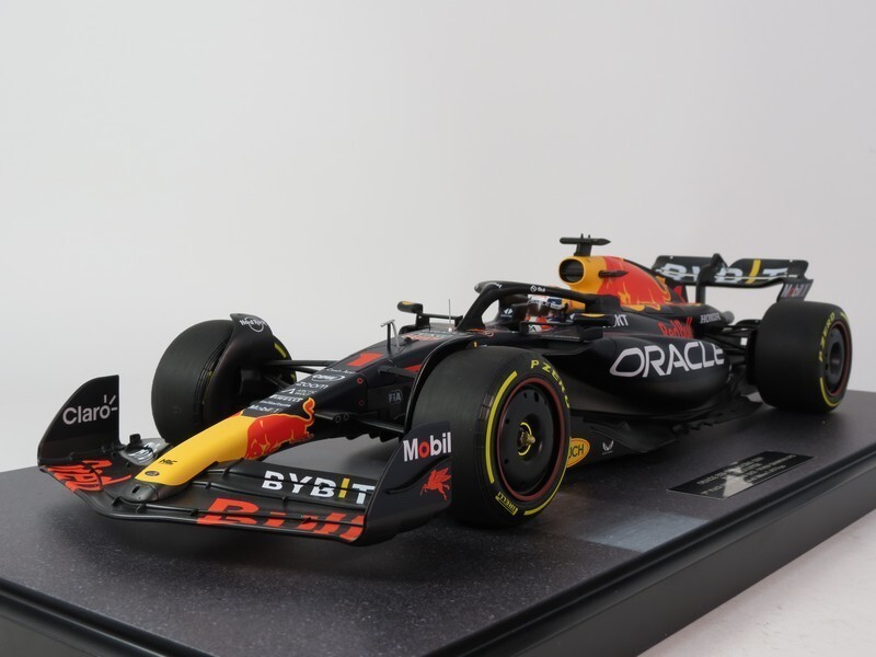 最終値8／15までミニチャンプス 2023 RedBull　ＲＢ19 2台セット 楽天市場】ミニチャンプス 1/43 レッドブル RB19 #11 優勝