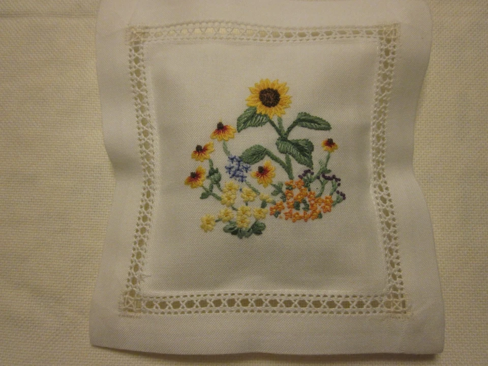 DEKO Duftkissen 4er-set Pack , Handarbeiten Bestickt in 10 Designe. - Image 2 of 4