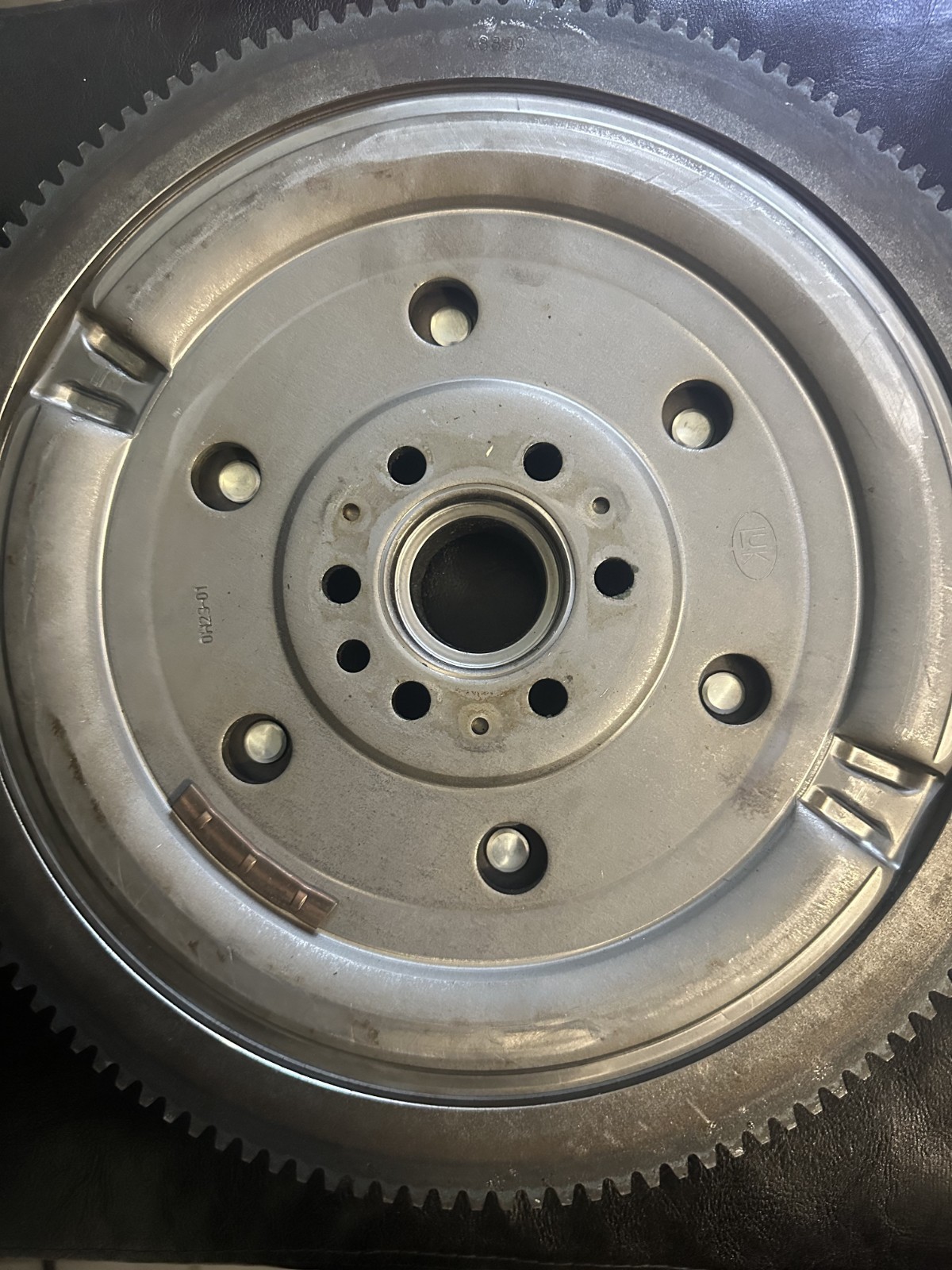 Volant bi-masse Peugeot 308 et 3008 HDI - Pièce d'origine 9686904080 neuve
