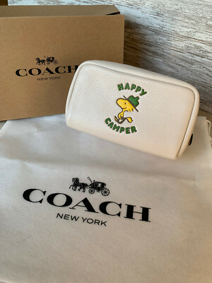 Bolsa maquillaje cuadrada pequeña con motivo de woodstock de coach x peanuts