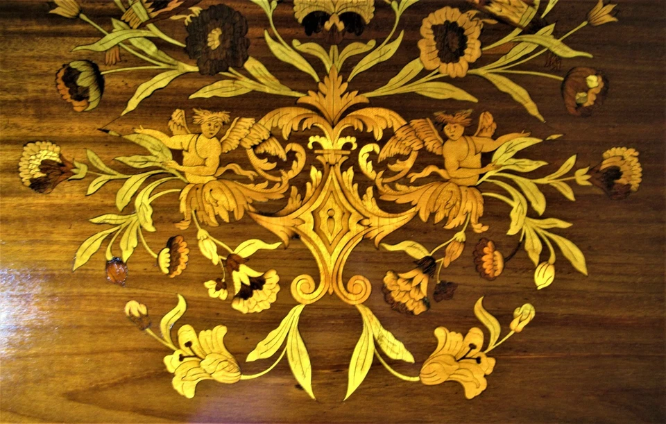 La mejor mesa de centro/salón con incrustaciones de marquetería RJ HORNER de la década de 1880 con puttis y pájaros Foto 4 de 4