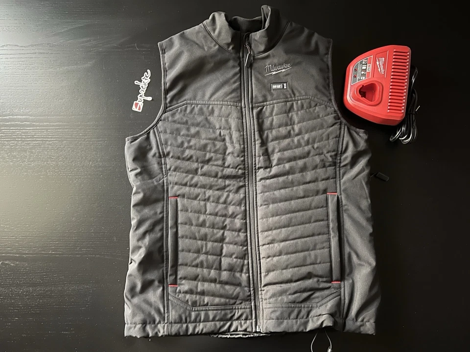 Milwaukee Women's M12 12V Lithium-Ion Cordless Axis Black Heated Vest F300B-21M - Image 3 of 4