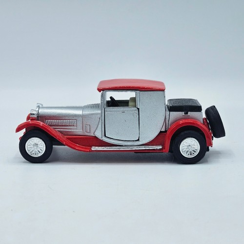 1928 Bugatti Type 44 SS-301 Y-24 Red/Silver Friction car - Picture 5 of 10