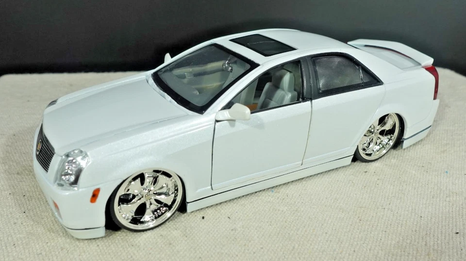 Jada Toys Dub City 2002 Cadillac CTS  1/24 - Image 3 of 4