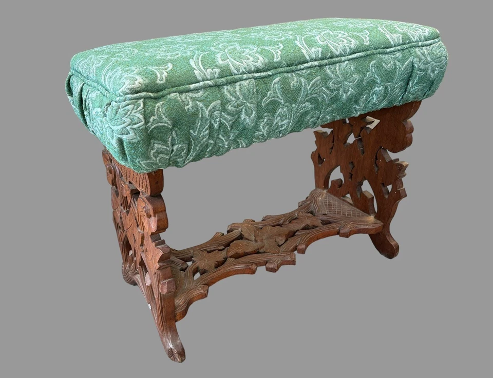 Antiguo banco reposapiés victoriano tallado en nogal con asiento tapizado floral Foto 4 de 4