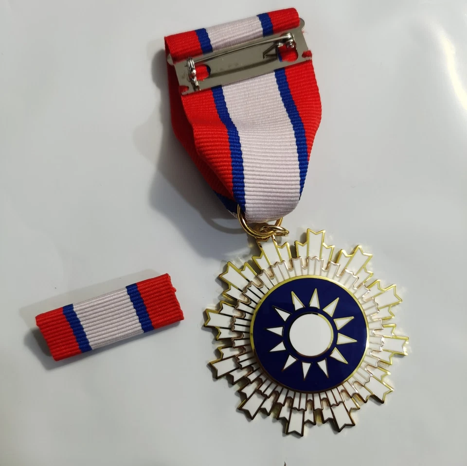 Segunda Guerra Mundial Medalla Militar China Kuomintang Orden Cielo Azul y Sol Blanco Foto 3 de 4